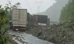 Đèo Lò Xo tiếp tục sạt lở, 50 người mắc kẹt suốt bốn ngày